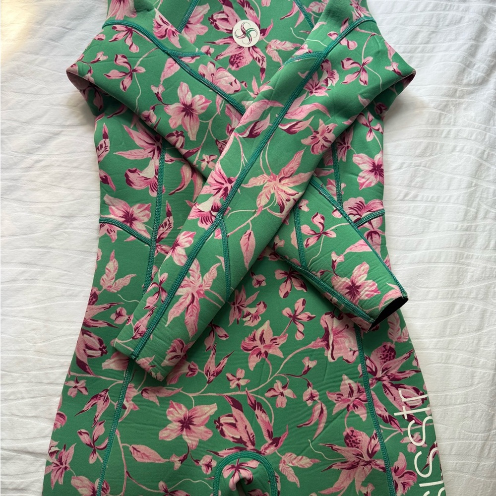 Woman’s XXS or Youth 12 3:2 shortie wetsuit #surf #winter #wetsuit #swimsuit